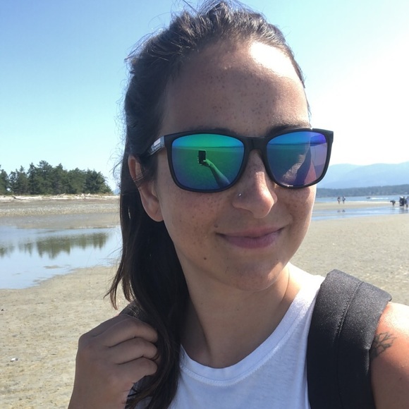 Meet your Posher, Carly - Picture 1 of 1